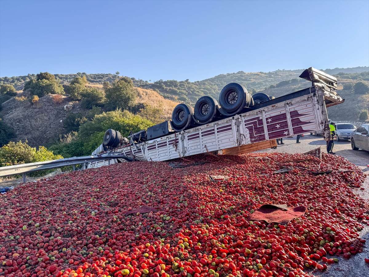 Domates yüklü TIR devrildi, yolcu otobüsü sıkıştı! 1 ölü var 17